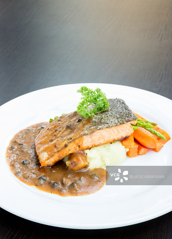 胡椒汁烤三文鱼排图片素材