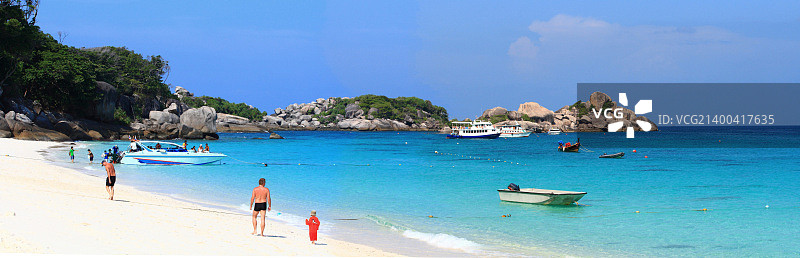 在泰国安达曼群岛斯米兰岛国家公园白色沙滩上行走图片素材