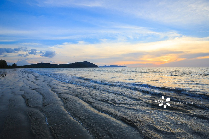 泰国普吉岛苏林岛国家公园安达曼海滩海岸的日落图片素材