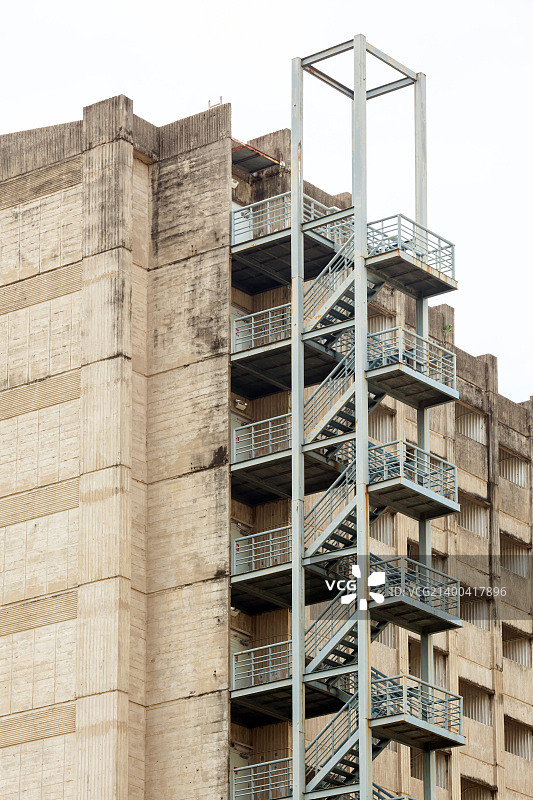旧建筑外墙上的金属消防逃生梯图片素材