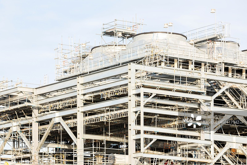 液化天然气炼油厂与液化天然气储罐的组装，用于石油和天然气工业背景图片素材