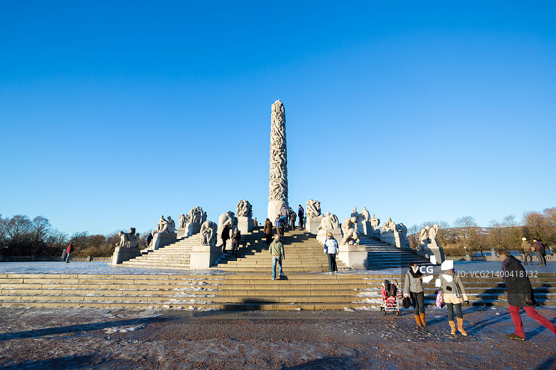 挪威奥斯陆：游客在维格兰公园欣赏古斯塔夫·维格兰创作的雕像图片素材