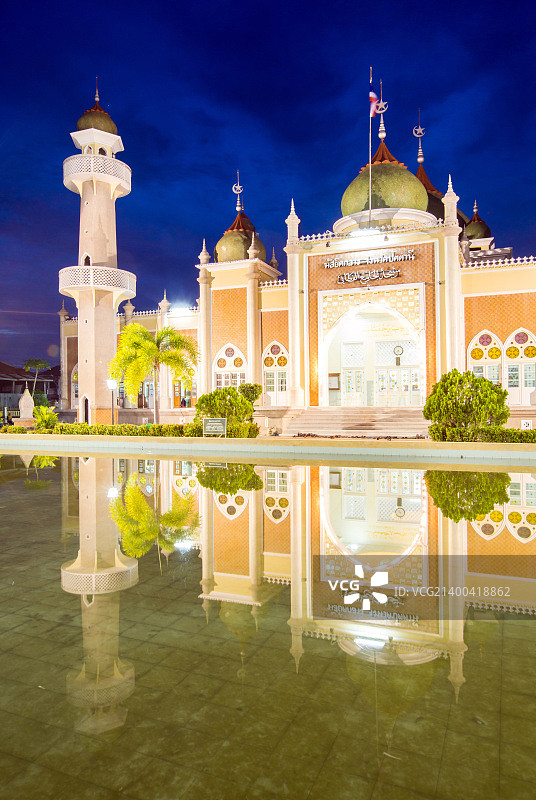 北大年府中央清真寺的暮光景色，池塘中倒影图片素材