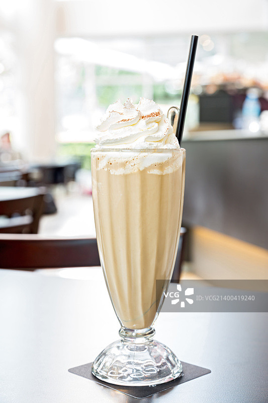 含奶油的冰拿铁咖啡图片素材