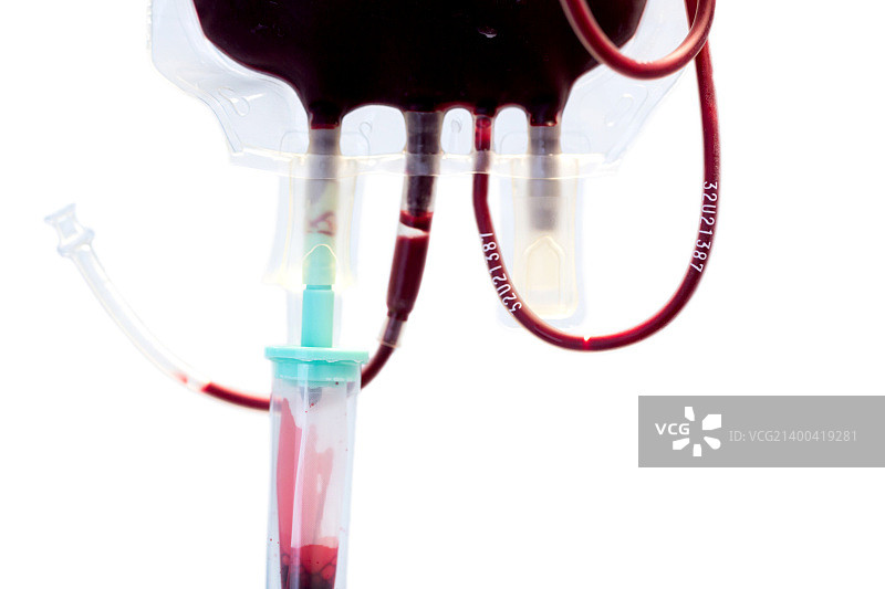 白色背景上的输液用血袋图片素材