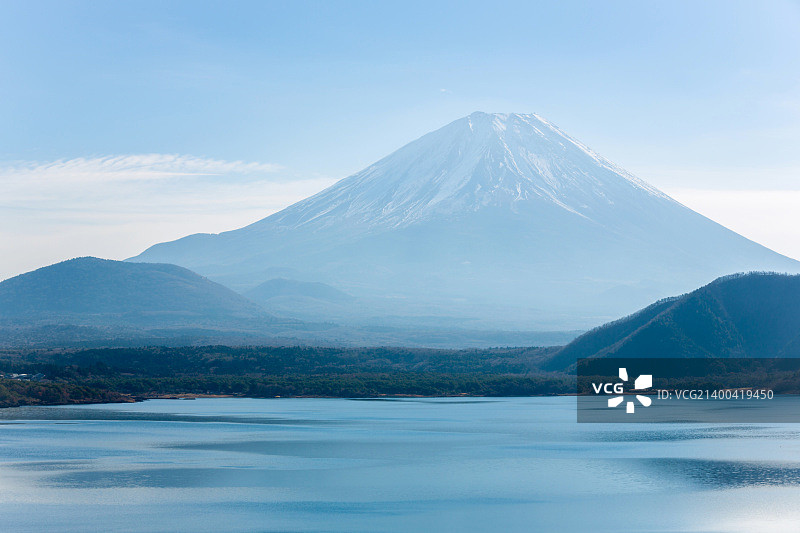 日本山梨县本栖湖畔的富士山图片素材
