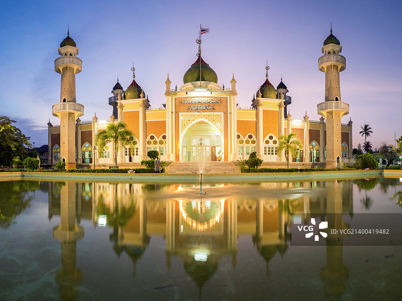 泰国北大年府的中央清真寺黄昏倒影图片素材