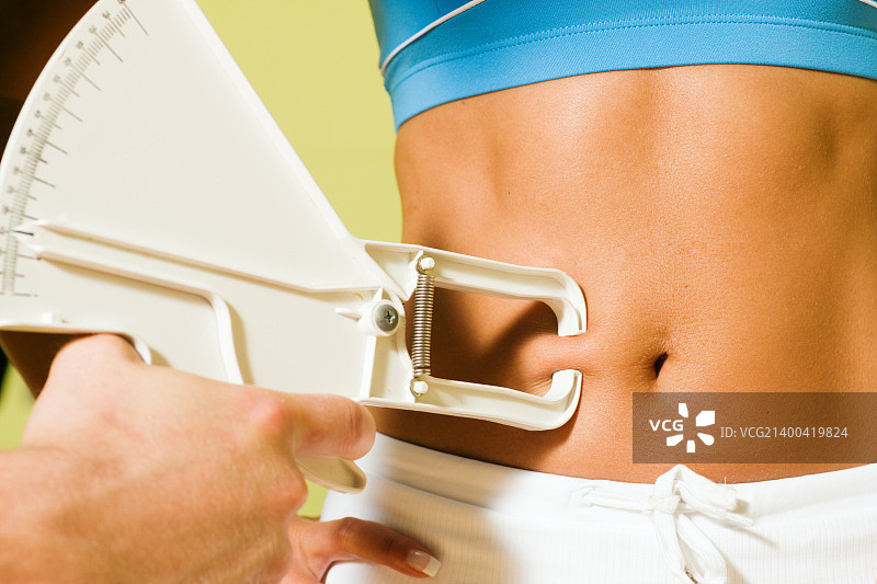 健身教练测量女性体脂图片素材
