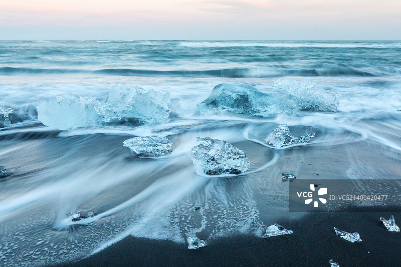 冰岛杰古沙龙冰河湖的冰山海滩日落图片素材