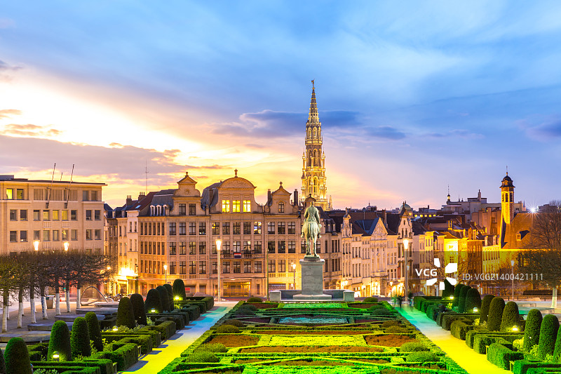 黄昏时分从艺术山俯瞰布鲁塞尔城市风光图片素材