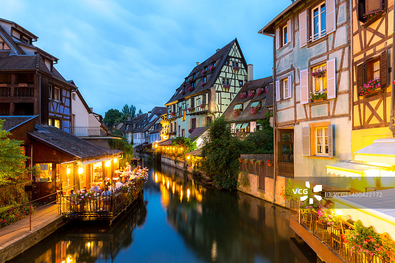 科尔马，小威尼斯，黄昏时的水 canal 和传统的彩色房屋。法国阿尔萨斯。图片素材