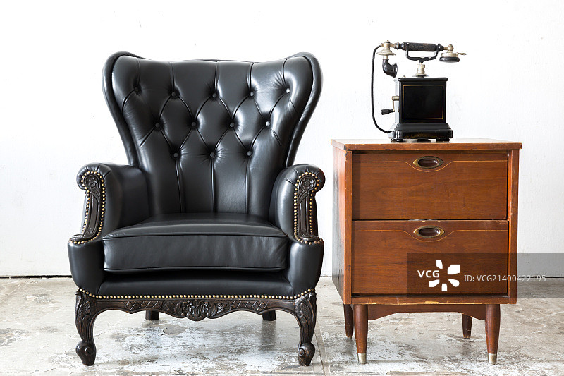 带侧柜和电话的黑色真皮古典风格椅子图片素材