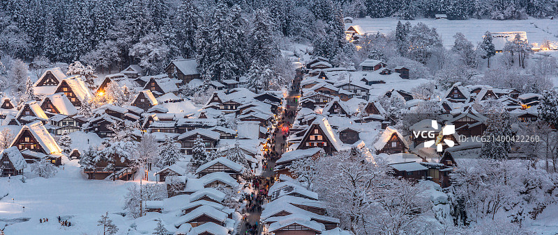 日本中部岐阜县白川乡雪景灯光秀全景图片素材