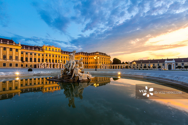 维也纳美泉宫黄昏景色图片素材