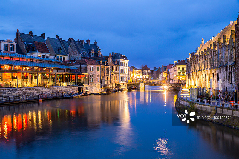 比利时根特镇莱伊河畔的风景如画的中世纪建筑图片素材