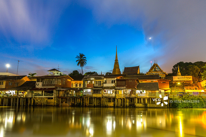 泰国尖竹汶府河畔老城日落夜景图片素材