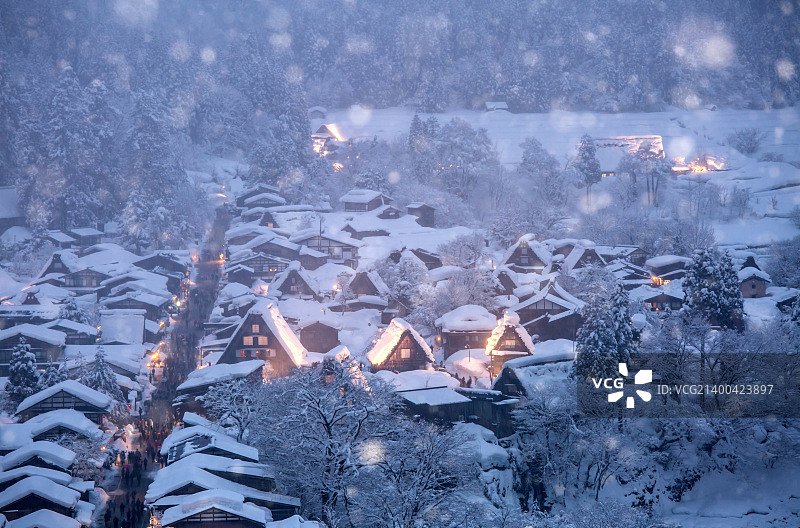 白川乡雪景灯光秀（日本中部岐阜县）图片素材