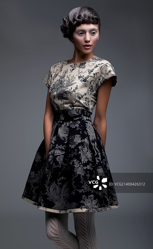 灰色连衣裙的迷人贵族时装模特图片素材
