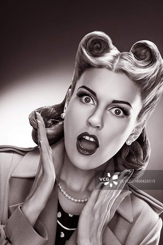 灰色背景上的美丽女人复古肖像图片素材