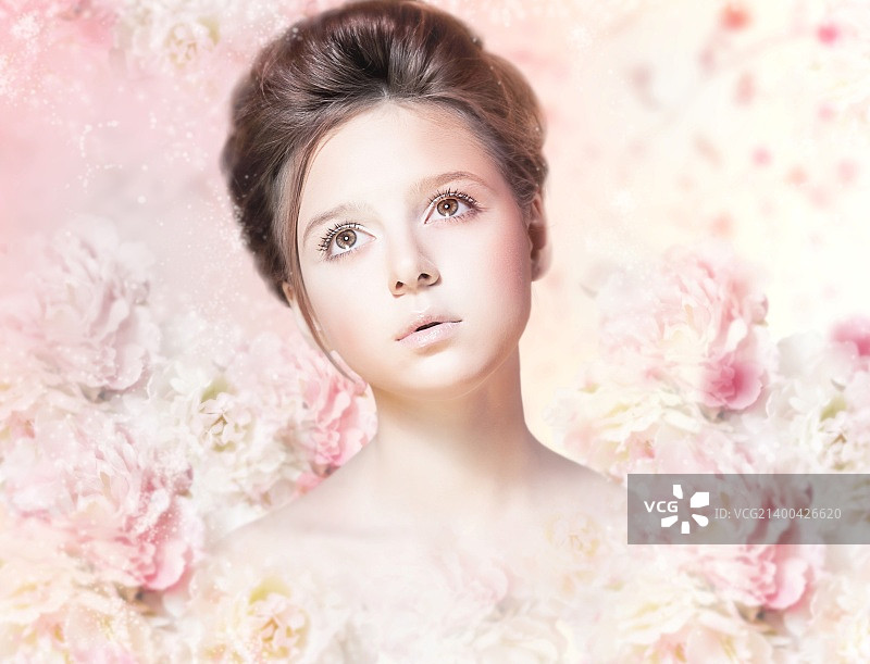 玫瑰花图案背景上的自然妆容美女面部图片素材