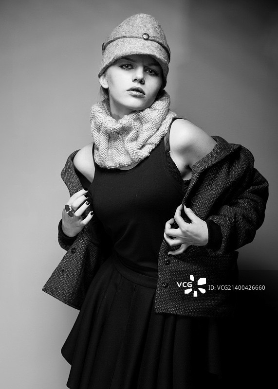 身穿复古外套的时尚女人（黑白照片）图片素材