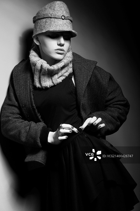 身穿风衣和时尚帽子的优雅女士 - 复古服装图片素材