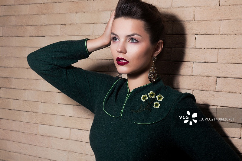 优雅的深色头发女士：女性气质与和谐图片素材