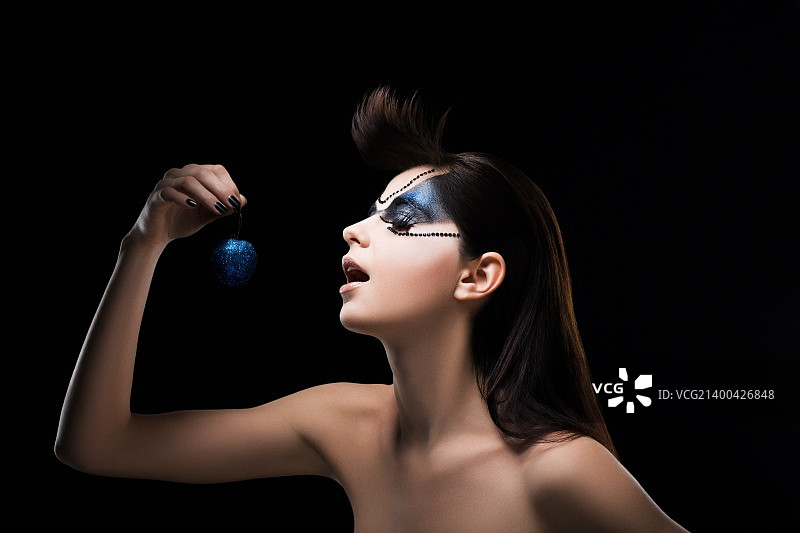 梦幻：手持蓝色球体的奇特女子图片素材