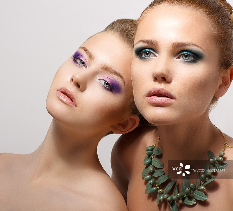 人际关系：两个有魅力的梦幻女人图片素材