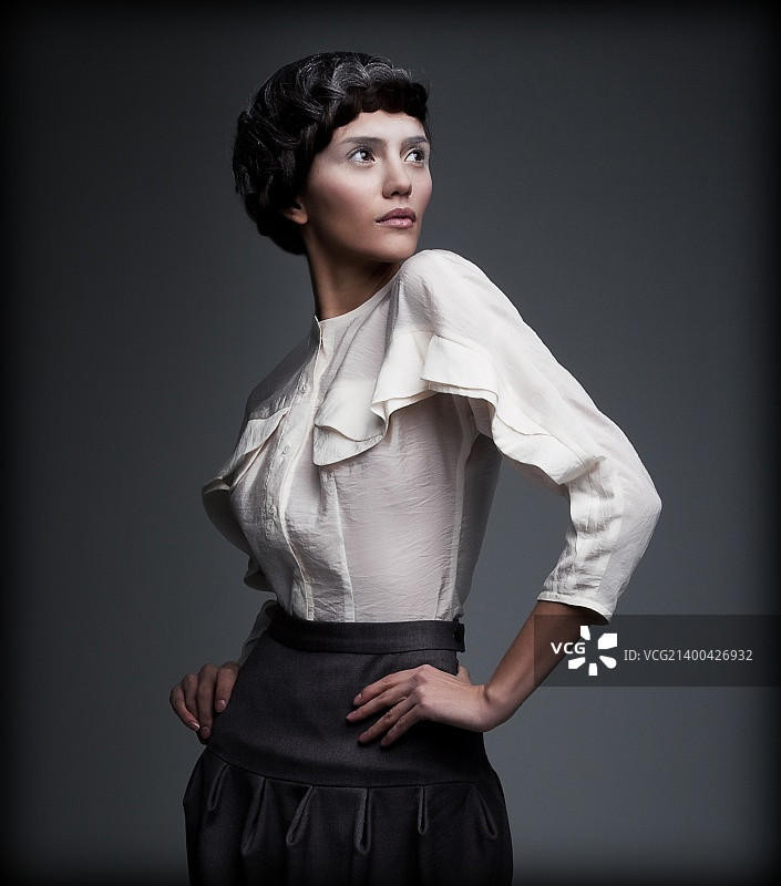 潮流。复古风格的迷人女郎，采用Pin-Up风格。复古服装图片素材