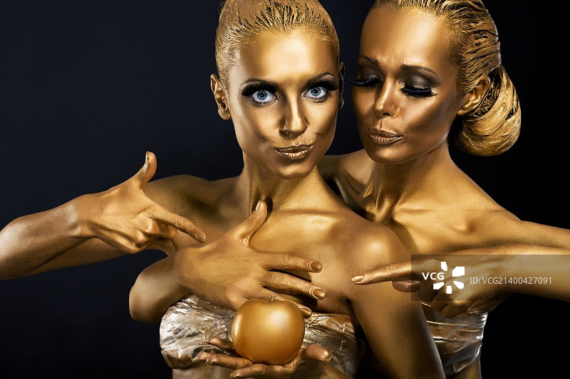 化装舞会和金色人体艺术的魅力女性图片素材