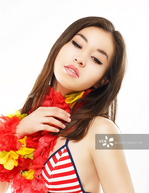 亚裔女人与彩色折纸花肖像图片素材