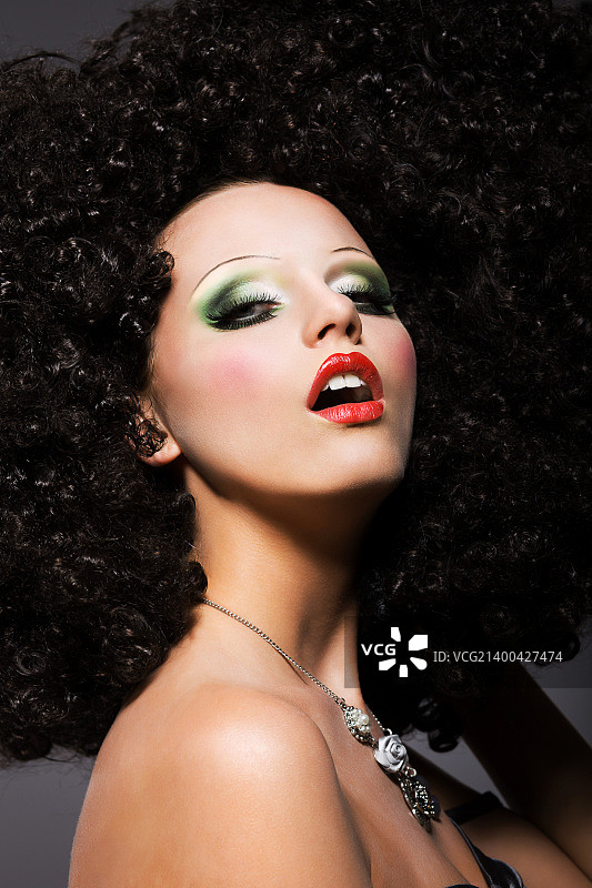 创意女性：佩戴华丽假发的时髦女性图片素材