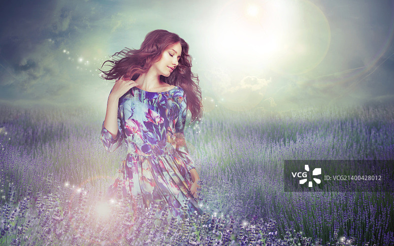 梦幻风格。在多云天空中的神秘草地上图片素材