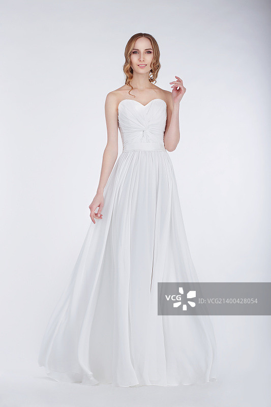 订婚：身穿白色连衣裙的年轻新娘图片素材