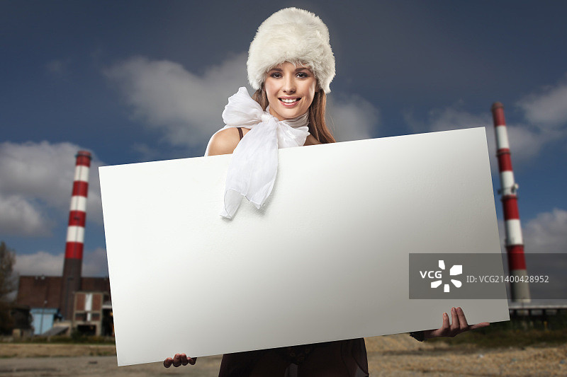 拿着白板的微笑女孩图片素材