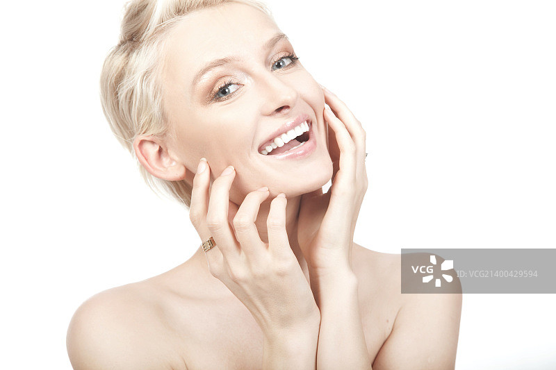 美丽的年轻微笑女性，白色背景隔离图片素材