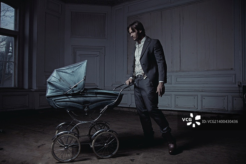 推着破旧婴儿车的男人图片素材