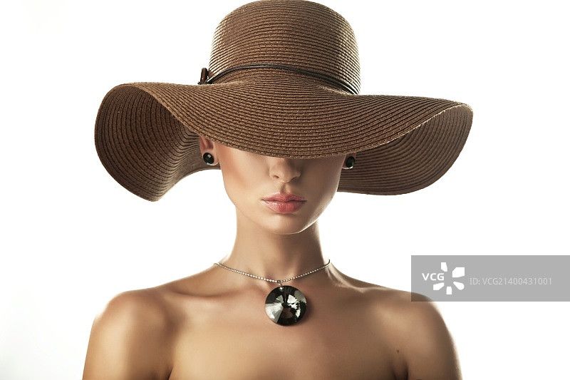 戴帽子的美丽女人肖像图片素材