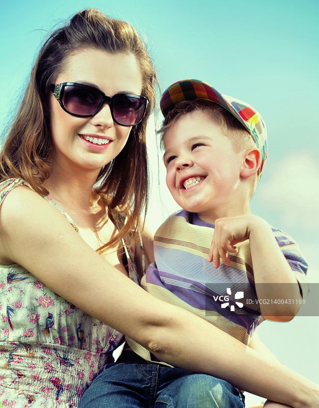 有魅力的妈妈和她可爱的小儿子图片素材