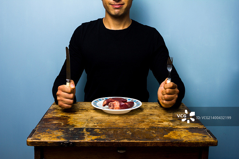 男人在吃生心脏图片素材