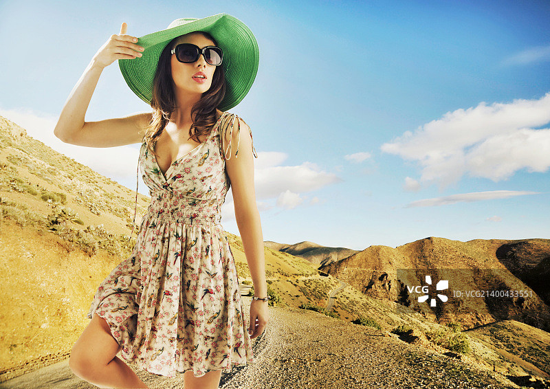 戴着超大太阳镜和绿帽子的可爱女孩图片素材