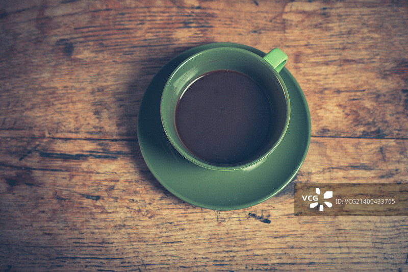 木桌上的一杯黑咖啡图片素材
