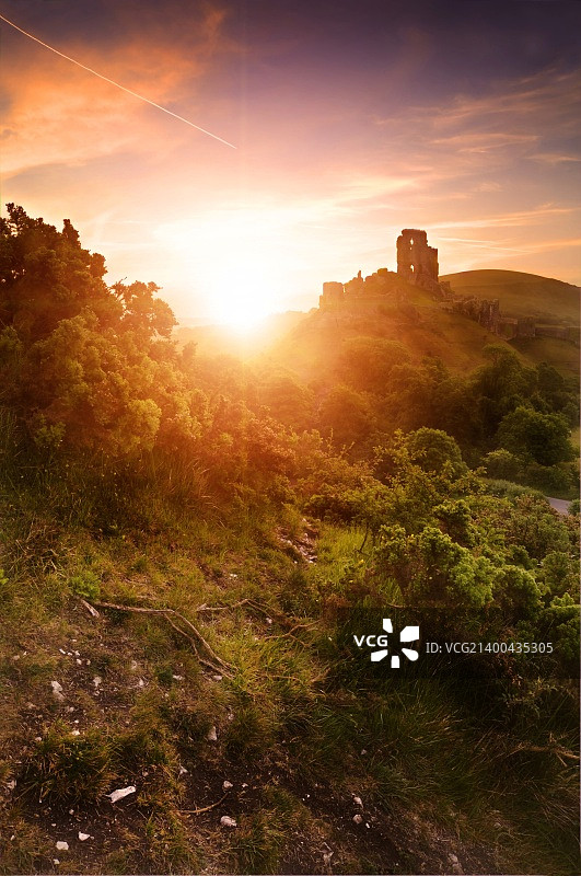 浪漫日出下的美丽梦幻童话城堡遗址图片素材