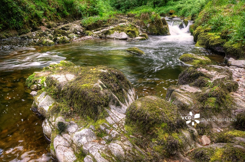 长曝光下的葱郁森林和瀑布流水图片素材