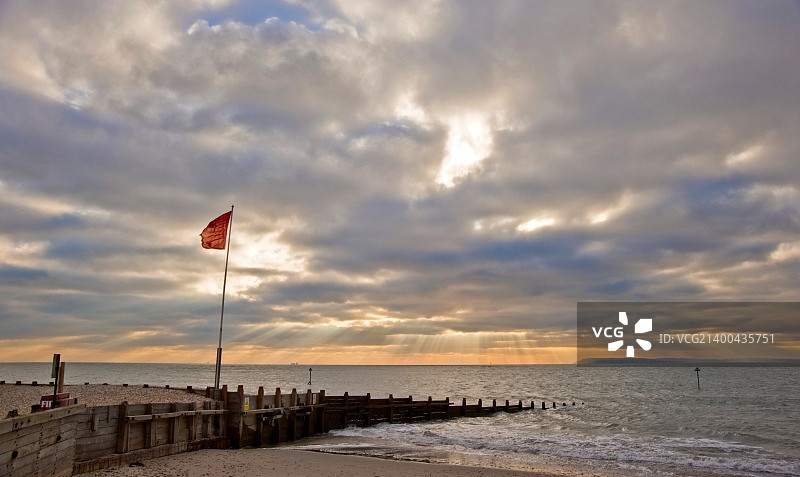 日落时分阳光洒在平静海面上的美丽景象图片素材