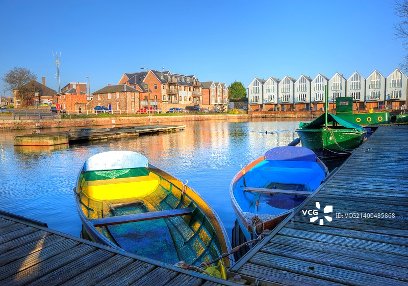 可爱明亮的老式划艇在运河上，城市景观图片素材