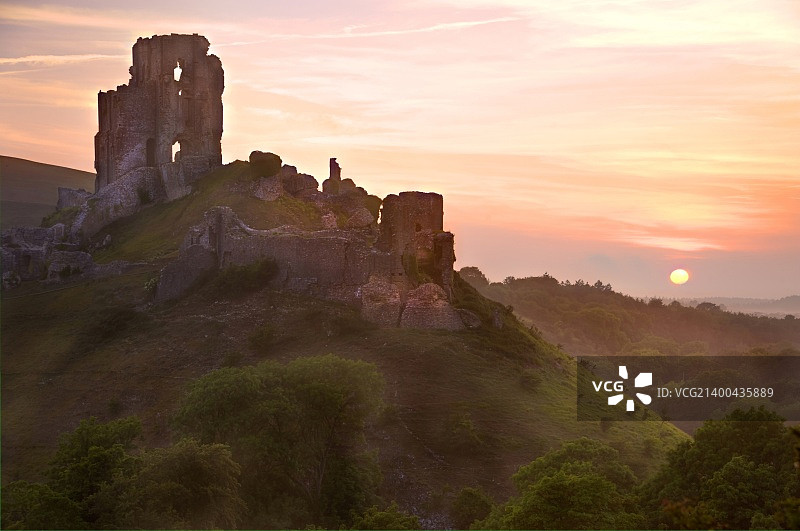 浪漫日出下的美丽梦幻童话城堡遗址图片素材