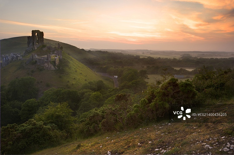 浪漫日出下的美丽梦幻童话城堡遗址图片素材