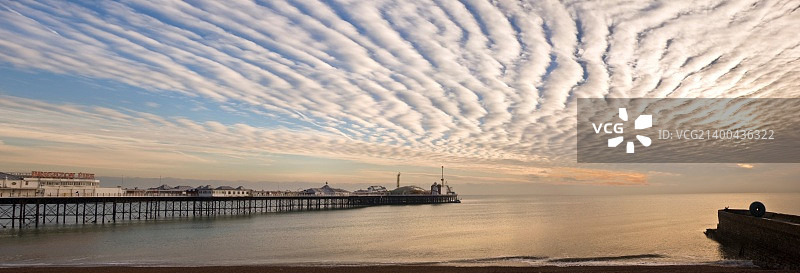冬季布莱顿码头日落全景，灯光倒映在海中图片素材